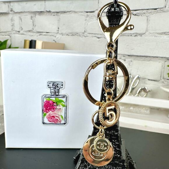 CHANEL beauty line gold CC charms on keychain - Picture 3 of 7